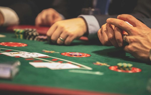 Blackjack vs. Poker : spécificités, différences et similitudes