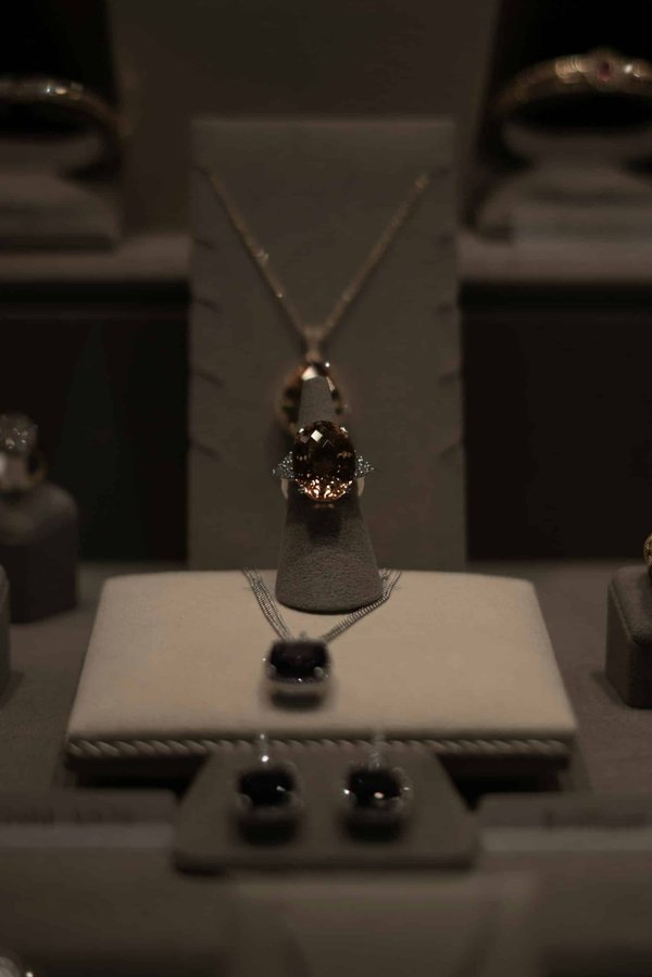 Bijoux vintage en émeraude: trésors du passé